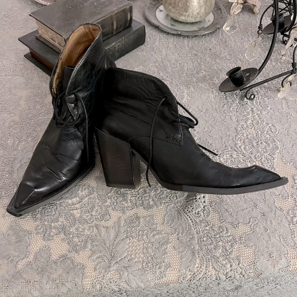 John Fluevog Surrealist Pizza - Picture 2 of 5